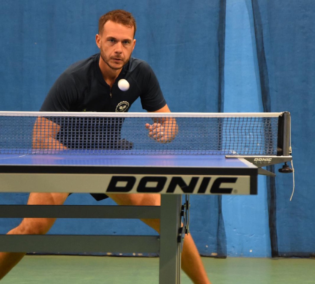 JETT head coach Axel Servais-Laval serving at the table